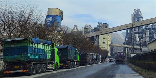 22년 3월 한일시멘트 공장 정문 앞에 대기 중인 쓰레기 차량들. 현재도 마찬가지다. 