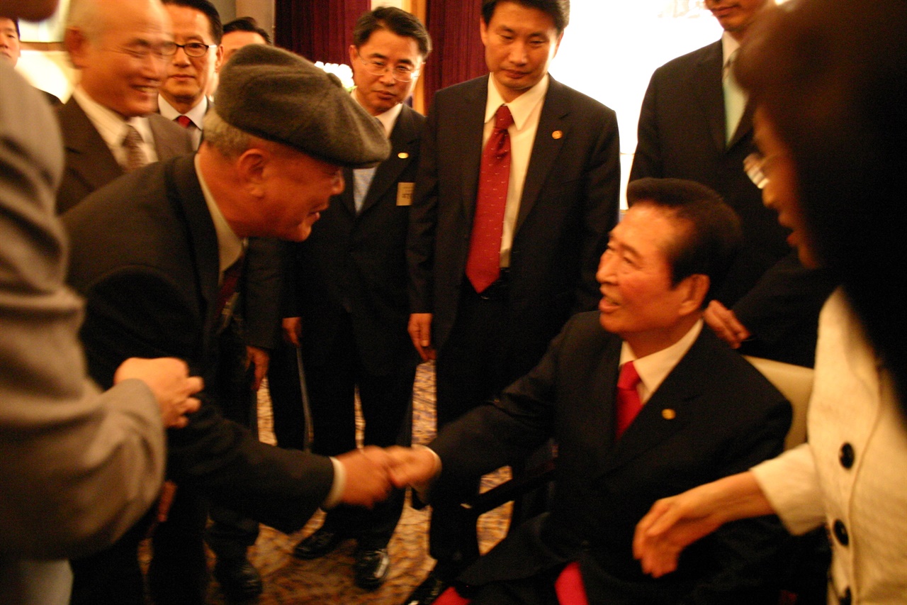 김대중 전 대통령과 만남 당시 찍힌 사진. 