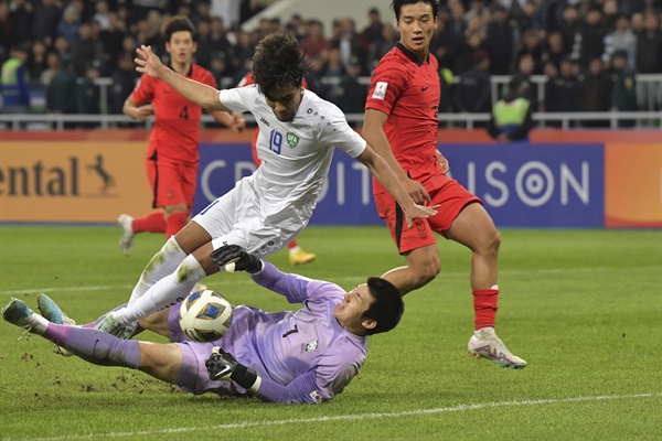  3월 15일 우즈베키스탄 타슈켄트의 분요드코르 스타디움에서 열린 아시아축구연맹 U20 아시안컵 준결승 축구 경기에서 우즈베키스탄의 샤흐조드 아크라모프가 득점을 시도하는 걸 김준홍 골키퍼가 막고 있다.