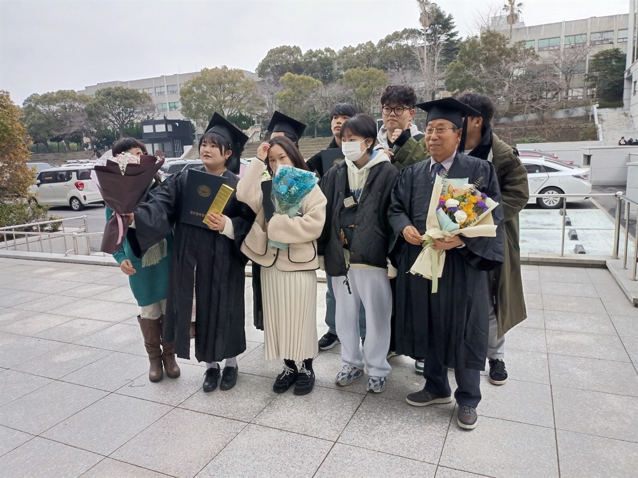 지난 2월 81세의 나이로 제주한라대 관광일본어과를 졸업한 권 작가가 동료 학생들과 졸업기념 사진을 찍고 있다.