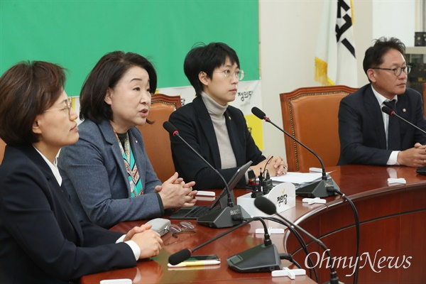 심상정 정의당 의원이 3월 16일 오후 서울 여의도 국회에서 열린 의원총회에서 발언하고 있다.