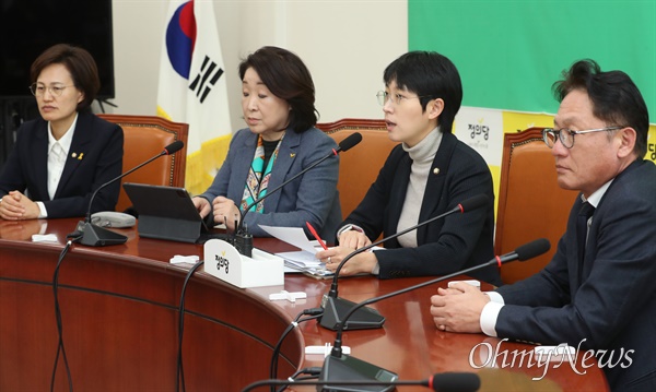 장혜영 정의당 의원(가운데). 사진은 3월 16일 오후 서울 여의도 국회에서 열린 선거제 관련 긴급 의원총회에서 발언하는 모습.