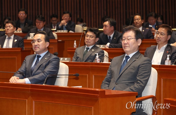 더불어민주당 이재명 대표와 박홍근 원내대표를 비롯한 의원들이 16일 서울 여의도 국회에서 열린 의원총회에 참석해 있다. 
