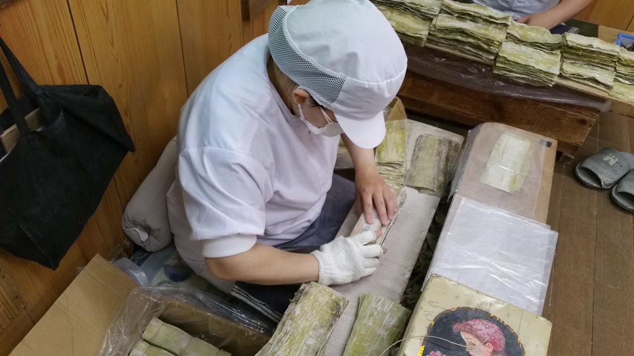 다시마를 최대한 얕게 썰어 식재료로 만드는 일본장인