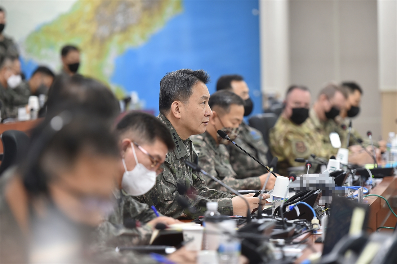 김승겸 합참의장이 15일 연합지상구성군사령부 지휘소를 방문하여 FS 연습상황을 점검하고 효과적인 작전수행방안을 논의했다.