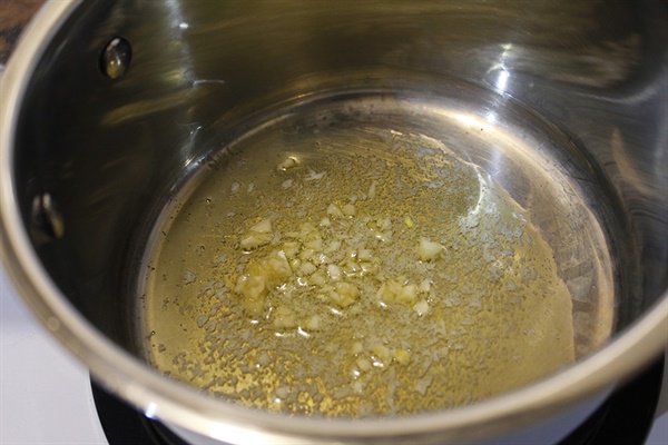 약불로 버터를 녹이고 마늘 다진 것을 넣어서 향이 우러나게 한다