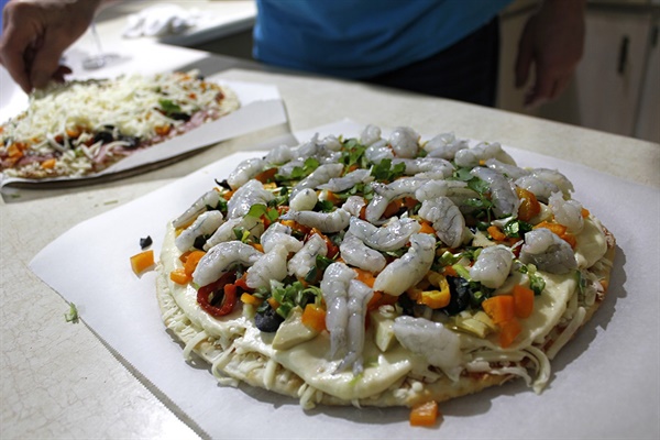 위 사진 뒤쪽으로 보이는 피자는 남편이 만들고 있는 토마토소스 피자다. 우리는 늘 두 판씩 함께 구워서 다음날 점심까지 해결한다.