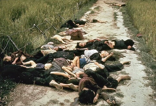 1968년 3월 16일 미라이 학살 당시 미군이 자행한 학살로 총 504명의 베트남 민간인이 희생됐다. 이 사진은 미군 종군기자 로널드 해벌리가 찍은 사진으로 해벌리는 102명의 학살당한 이들의 현장을 사진으로 담고자 했다.