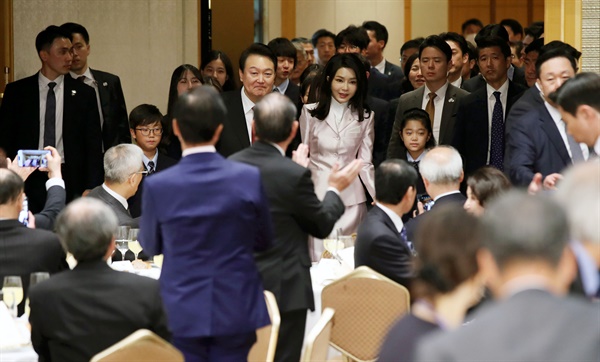 1박 2일간의 일정으로 일본을 방문한 윤석열 대통령과 김건희 여사가 16일 도쿄 한 호텔에서 열린 재일동포 오찬 간담회에 입장하고 있다.