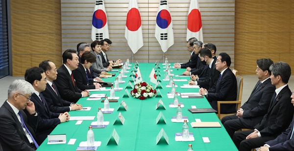1박2일 일정으로 일본을 방문한 윤석열 대통령이 16일 오후 일본 도쿄 총리 관저에서 기시다 후미오 일본 총리와 한일 확대 정상회담을 하고 있다.