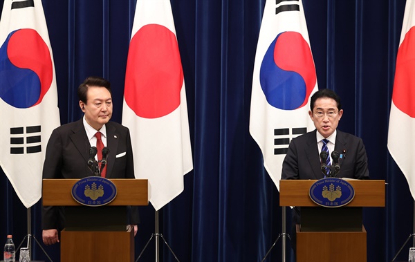 16일 오후 일본 도쿄 총리 관저에서 한일 확대 정상회담 후 열린 공동 기자회견에서 기시다 후미오 일본 총리가 발언하고 있다.