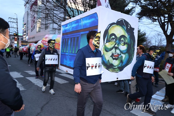 민주노총 경남본부는 16일 늦은 오후 국민의힘 경남도당 앞에서 "공안탄압, 노동탄압, 문제는 윤석열이다"는 제목으로 윤석열정권 심판 경남노동자대회를 열었다. 윤석열 열차 부수기.