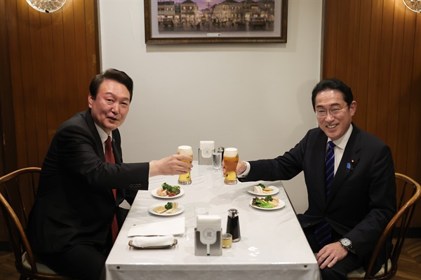 오므라이스 노포에서 건배하는 한-일 정상 윤석열 대통령과 기시다 후미오 일본 총리가 지난 16일 오후 일본 도쿄 긴자의 오므라이스 노포에서 친교의 시간을 함께하며 생맥주로 건배하고 있다. 