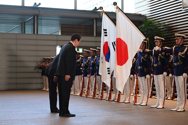 1박2일 일정으로 일본을 방문한 윤석열 대통령이 16일 오후 일본 도쿄 총리 관저에서 기시다 후미오 총리와 의장대 사열을 하며 양국 국기에 예를 갖추고 있다.