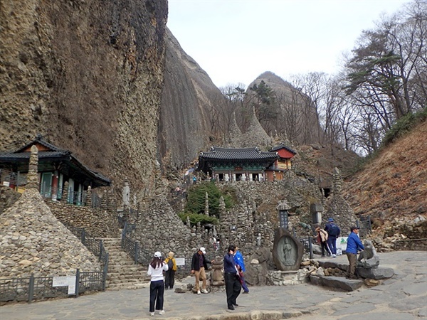 암마이봉 남쪽 기슭에 세워진 탑사 주변 석탑들은 폭풍이 몰아치면 흔들리지만 무너지지 않는다고 한다.    