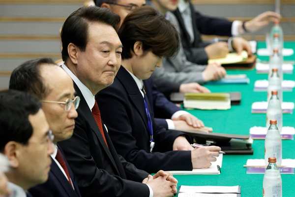 윤석열 대한민국 대통령이 16일 도쿄에서 열린 한일 확대정상회담에 참석해 있다. 