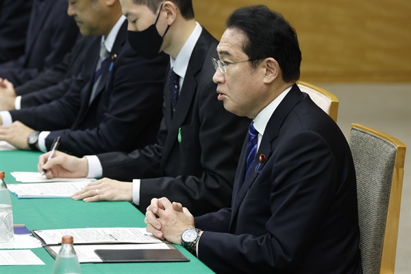 기시다 후미오 일본 총리가 16일 도쿄에서 열린 한일 확대정상회담에 참석해 있다. 