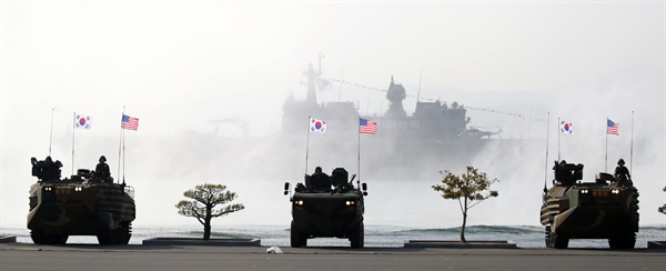  10일 경상남도 창원시 진해구 해군사관학교에서 열린 제77기 졸업 및 임관식에서 한미동맹 70주년을 기념해 한미 해병대원이 함께 탑승한 상륙돌격장갑차와 차륜형장갑차가 상륙작전을 시연하고 있다. 2023.3.10 [대통령실통신사진기자단] 