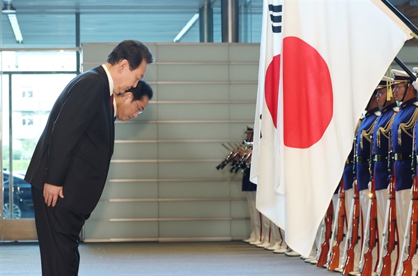 1박2일 일정으로 일본을 방문한 윤석열 대통령이 16일 오후 일본 도쿄 총리 관저에서 기시다 후미오 총리와 의장대 사열에 앞서 양국 국기에 예를 갖추고 있다.