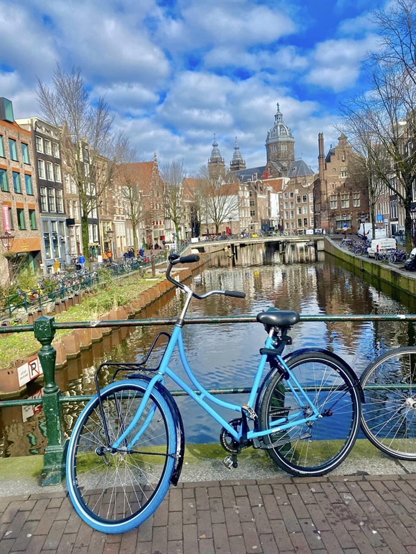 네덜란드 하면 떠오르는 세 가지가 있다. 운하, 자전거, 그리고 풍차. 하늘빛 색감의 자전거와 운하가 하늘과 함께 보여주는 풍경, 전형적인 암스테르담의 풍경이 아닐까?