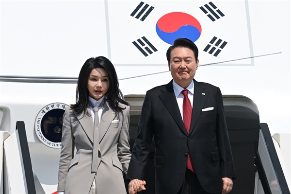 1박2일 일정으로 일본을 방문한 윤석열 대통령과 김건희 여사가 16일 일본 도쿄 하네다공항에 도착, 공군1호기에서 내리고 있다.