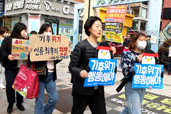  17일 오전 창원 용호문화거리 앞에서 열린 마흔번째 금요기후집회.