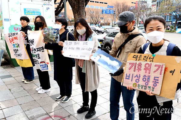 17일 오전 창원 용호문화거리 앞에서 열린 마흔번째 금요기후집회.