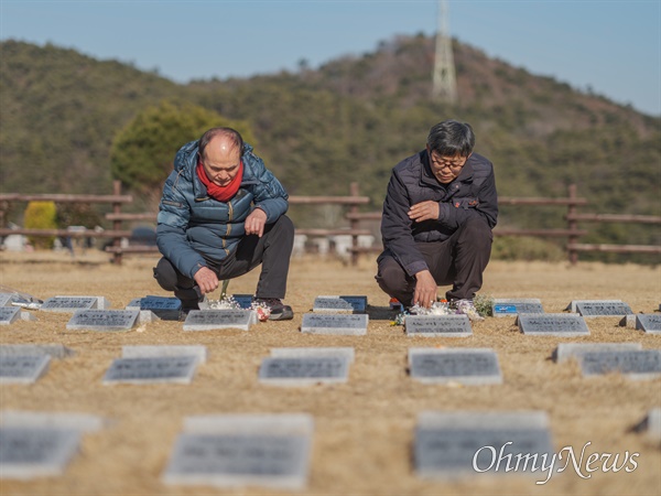 이태원참사로 잃은 자녀를 광주 영락공원에 안치한 뒤 서로의 관계를 알게 된 고 김연희씨 아버지 김상민(55, 오른쪽)씨와 고 김재강씨 아버지 김영백(61)가 함께 묘역을 찾았다.