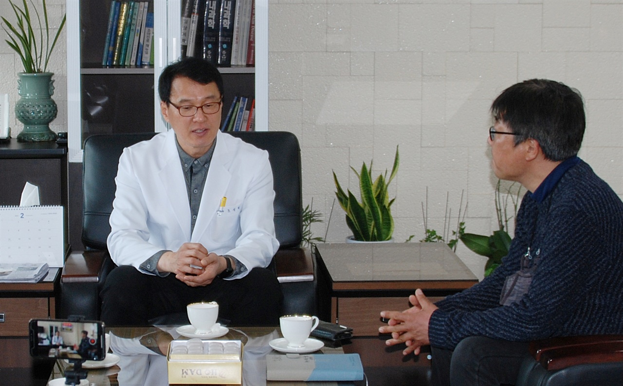 조석범 순창군보건의료원장은 시골 농촌에서의 보건의료원 기능과 공중보건의사의 역할에 대해 진지하게 설명했다.