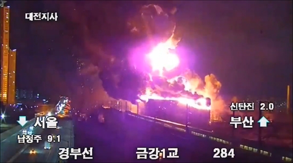 지난 12일 밤 발생한 한국타이어 대전공장 대형 화재 당시 18대의 KTX와 SRT가 불길을 뚫고 운행된 것으로 드러났다. 사진은 김두관 의원이 한국철도공사로부터 제출받아 공개한 당시 상황.