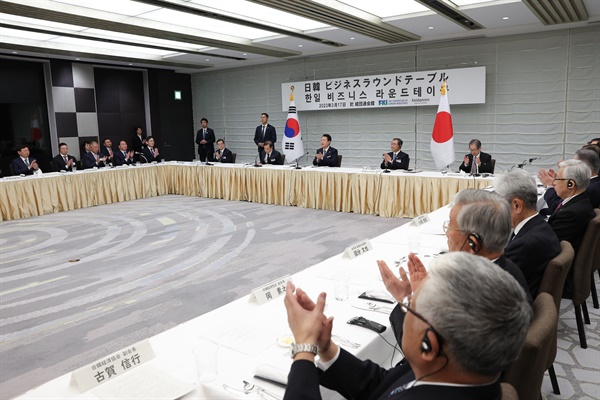 1박2일간의 일정으로 일본을 방문한 윤석열 대통령이 17일 도쿄 게이단렌(일본경제단체연합회) 회관에서 열린 한일 비즈니스라운드 테이블에 참석하고 있다.