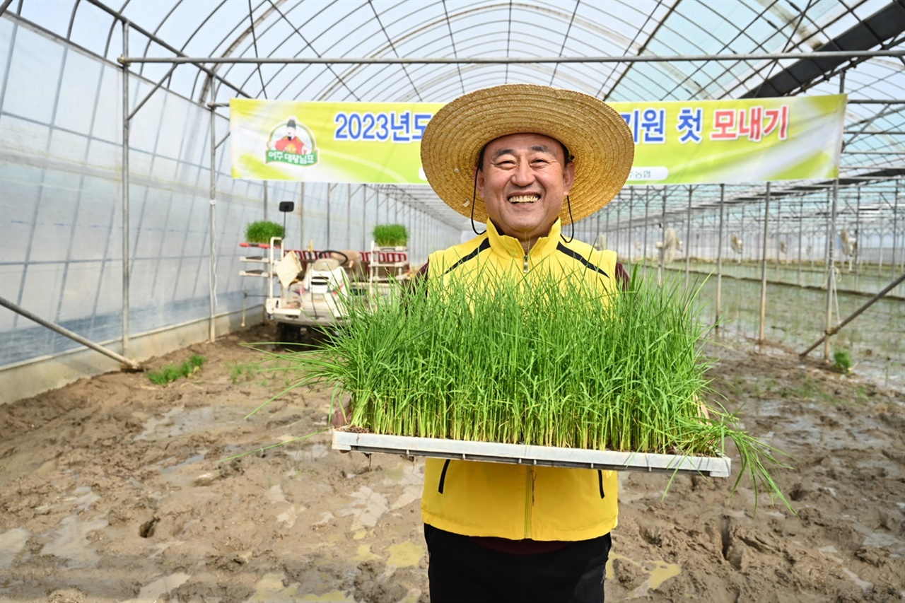 이충우 여주시장이 17일 여주시 우만동 소재 홍기완 농가에서 2023년도 첫 모내기를 실시했다.