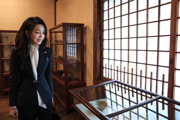 김건희 여사가 17일 일본 도쿄에 위치한 일본민예관을 방문, 조선의 예술과 문화에 애정을 쏟은 일본 공예운동가 야나기 무네요시 가족이 거주하던 공간을 둘러보고 있다.