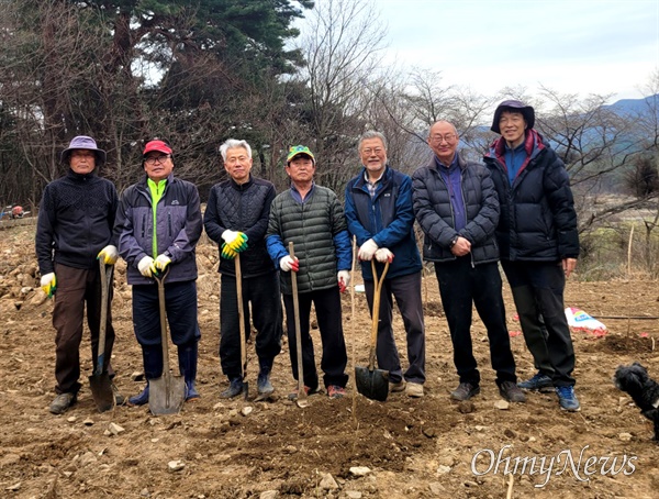  문재인 전 대통령이 18일 오전 양산 평산마을에서 주민들과 함께 두릅나무를 심었다.