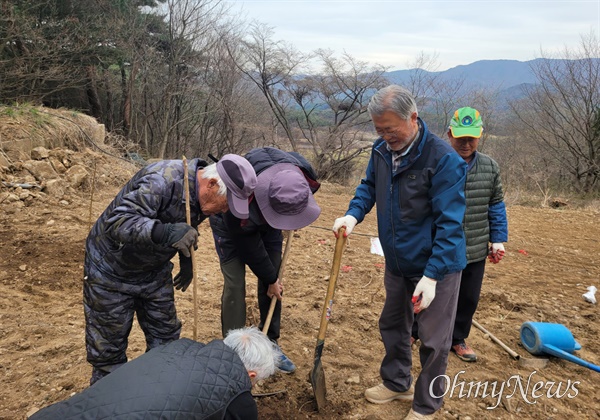  문재인 전 대통령이 18일 오전 양산 평산마을에서 주민들과 함께 두릅나무를 심었다.