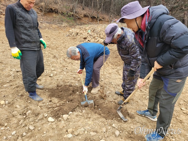  문재인 전 대통령이 18일 오전 양산 평산마을에서 주민들과 함께 두릅나무를 심었다.