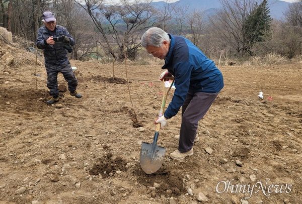  문재인 전 대통령이 18일 오전 양산 평산마을에서 주민들과 함께 두릅나무를 심었다.