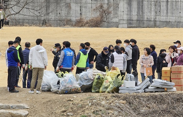  18일 창원마산 내서읍 '광려천 청소의 날' 운영.