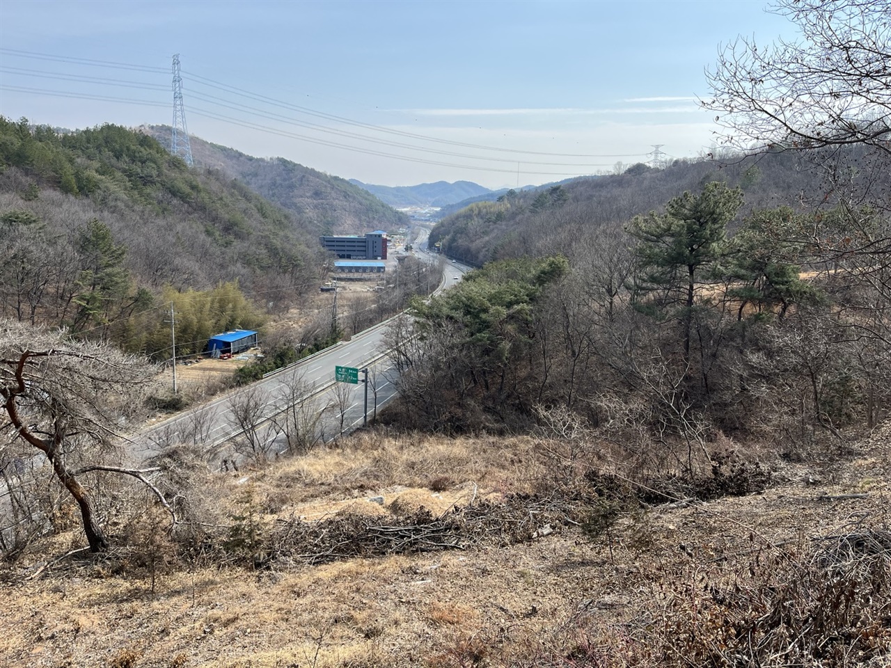  용산고개 민간인 학살터에서 내려다 본 풍경. 진주와 산청을 잇는 국도 너머로 진주 시내가 보인다.