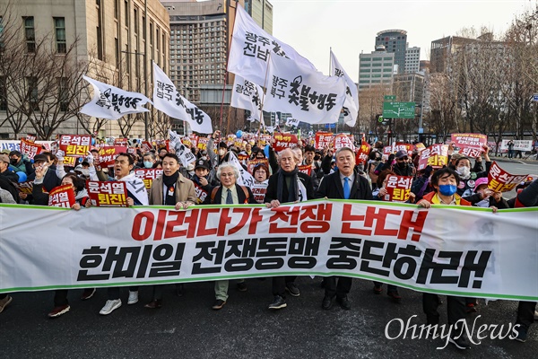 집회를 마친 뒤 참가자들이 외교부와 일본대사관을 향해 행진하고 있다.