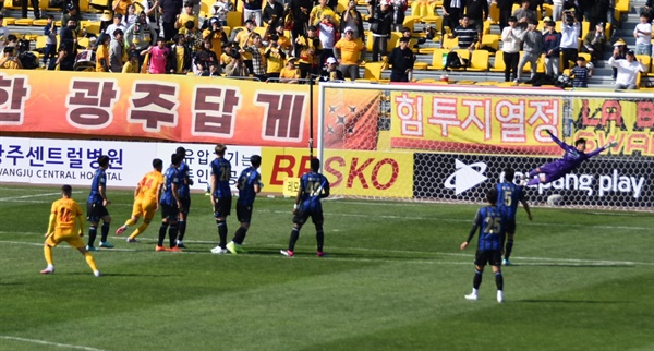  71분 15초, 광주 FC 아사니(11번)의 멋진 프리킥 골이 오른쪽 구석으로 빨려들어가는 순간