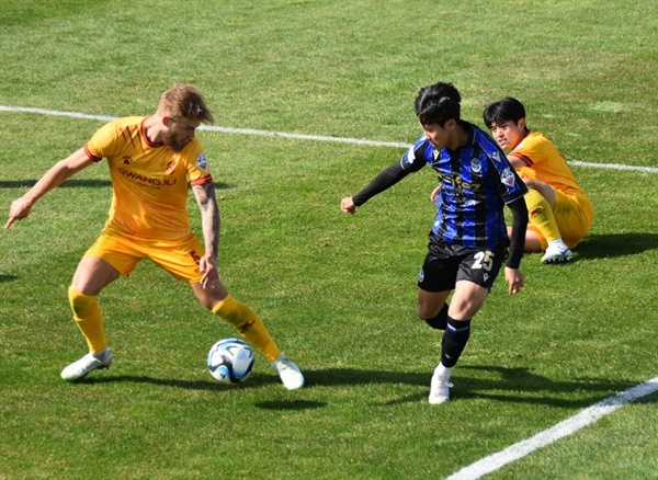  인천 유나이티드 FC 후반전 교체 선수 김민석이 광주 FC 센터백 티모 앞에서 크로스 기회를 노리고 있다.