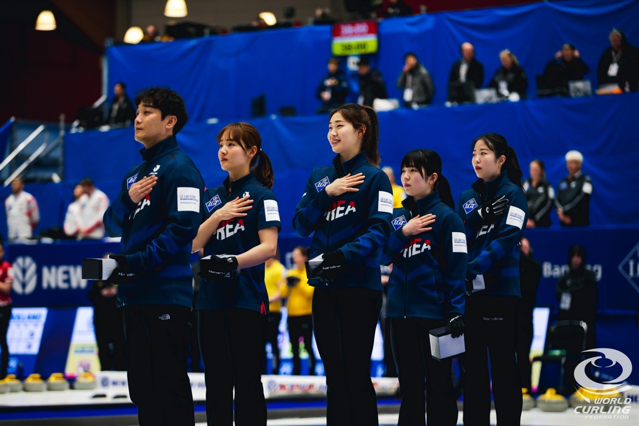  세계선수권 첫 경기에서 아쉬운 패배를 기록한 여자 컬링 대표팀 춘천시청.
