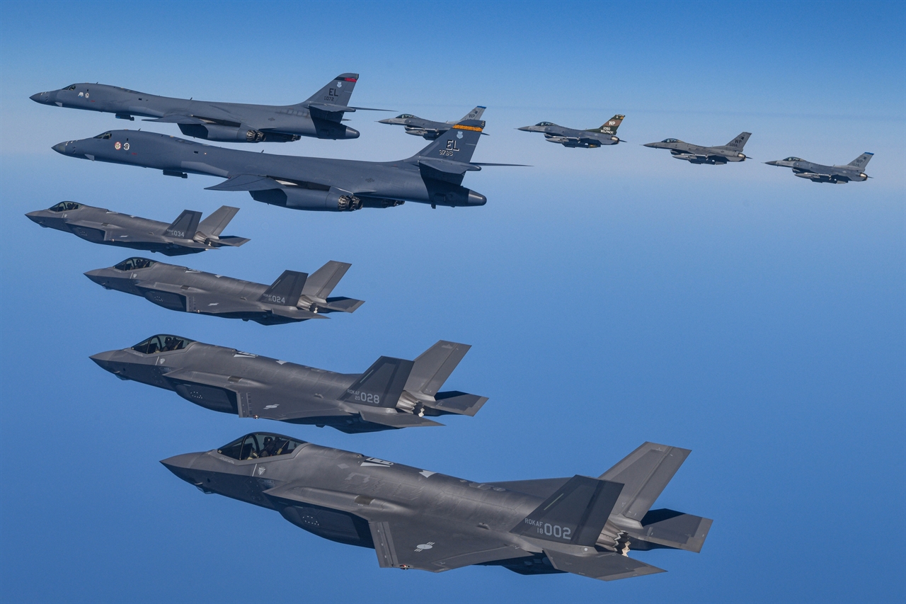 지난 2023년 3월 19일 한미 공군이 한반도 상공에서 한국 공군 F-35A 전투기와 미국 공군 B-1B 전략폭격기 및 F-16 전투기가 참여한 가운데 연합공중훈련을 실시하고 있다.