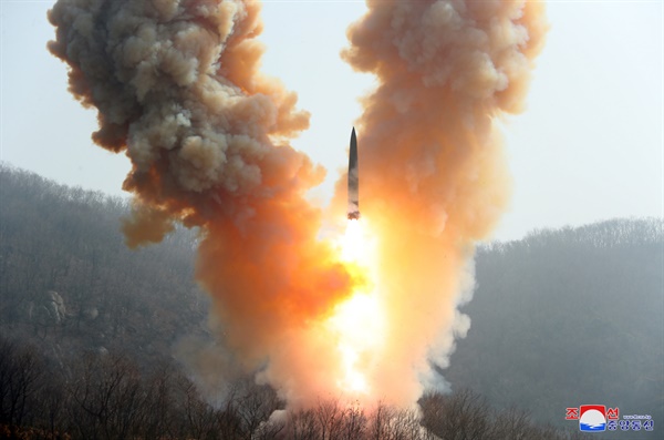 북한은 지난 18∼19일 김정은 국무위원장이 딸 '주애'와 함께 참관한 가운데 전술핵운용부대들의 '핵반격 가상 종합전술훈련'을 진행했다고 조선중앙통신이 20일 보도했다. 