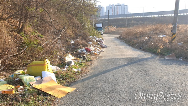김해시 장유율하 신도시 2지구 주변의 쓰레기.
