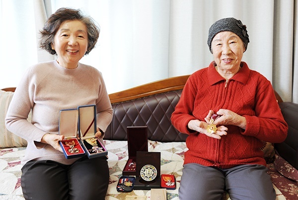 고 정육진 준장의 아내 김영옥(오른쪽) 여사와 장녀 해경씨가 훈장을 보여주고 있다. 