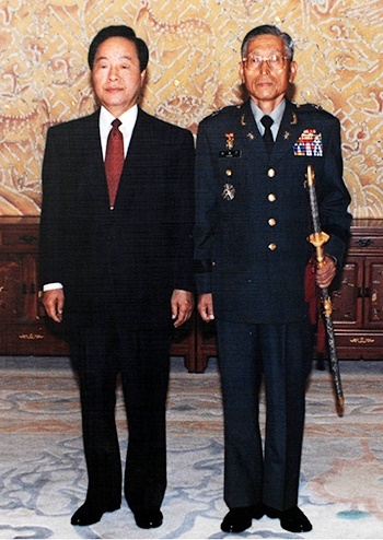 김영삼 대통령이 청와대에서 정 준장에게 장군의 상징인 삼정도를 수여한 뒤 기념사진을 찍고 있다.