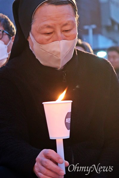 천주교정의구현전국사제단이 20일 오후 7시 전동성당이 있는 전주 풍남문 광장에서 첫 시국미사를 열어 윤석열 대통령의 퇴진을 요구했다.
