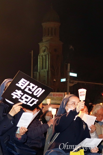 천주교정의구현전국사제단이 20일 오후 7시 전동성당이 있는 전주 풍남문 광장에서 첫 시국미사를 열어 윤석열 대통령의 퇴진을 요구했다.